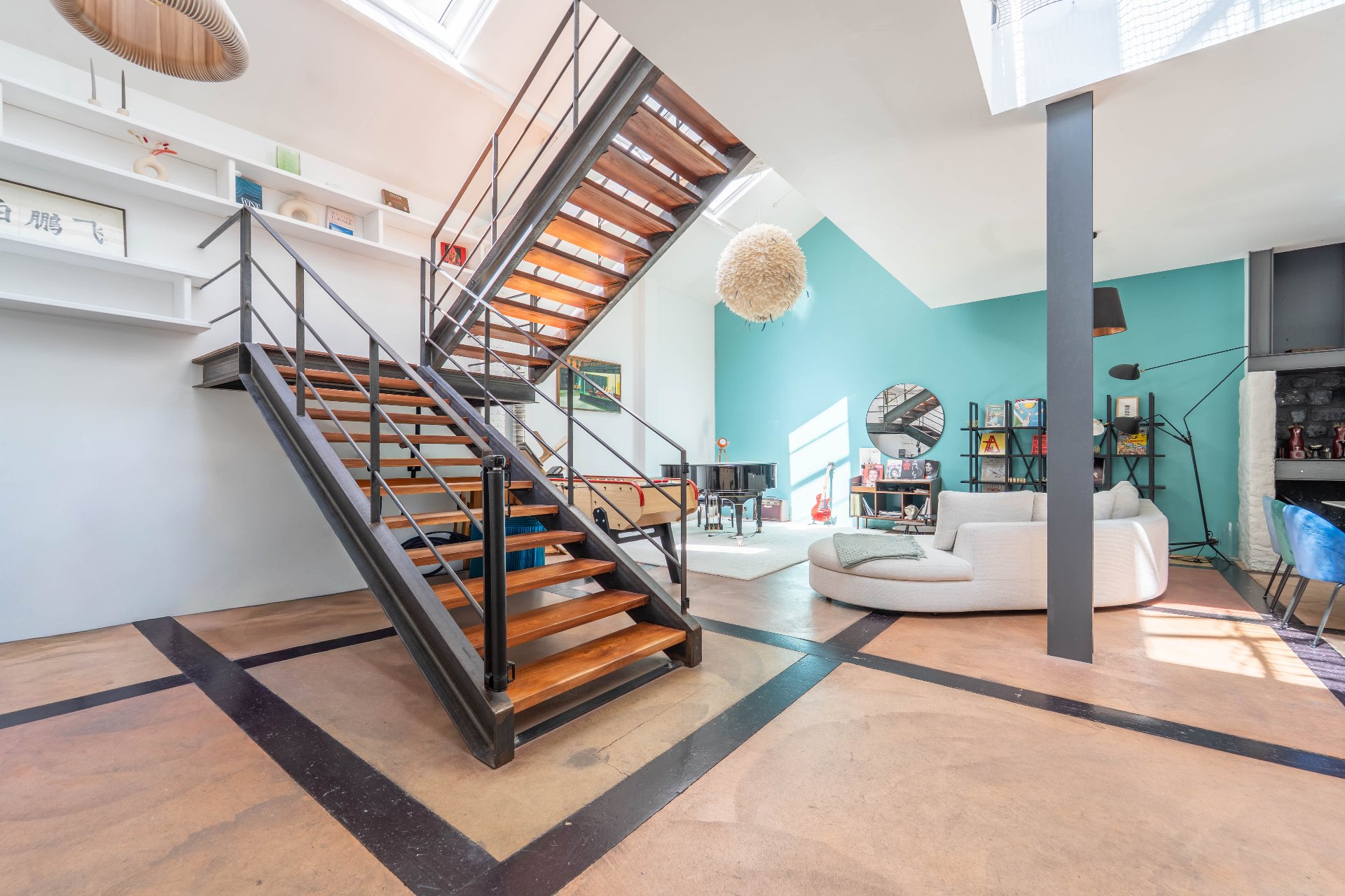 Loft contemporain avec escalier métallique et verrière